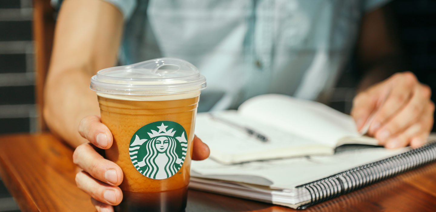 Starbucks sử dụng những chiếc cốc cà phê có nắp đậy khoét lỗ để thay thế ống hút nhựa sử dụng một lần - Ảnh: 