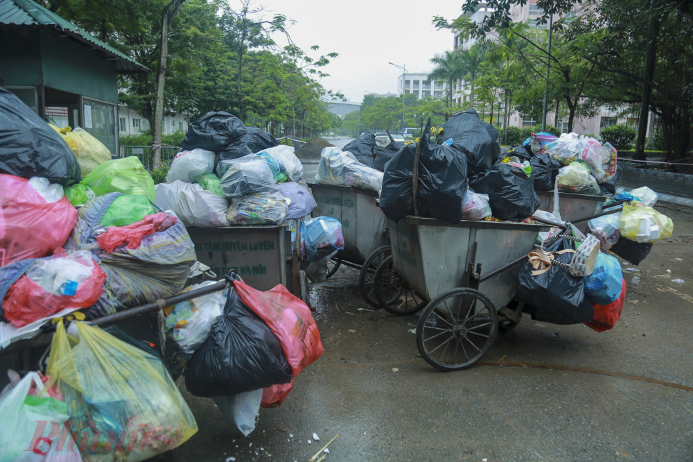 Quanh khu vực Nam Từ Liêm, có rất nhiều xe rác như thế này.
