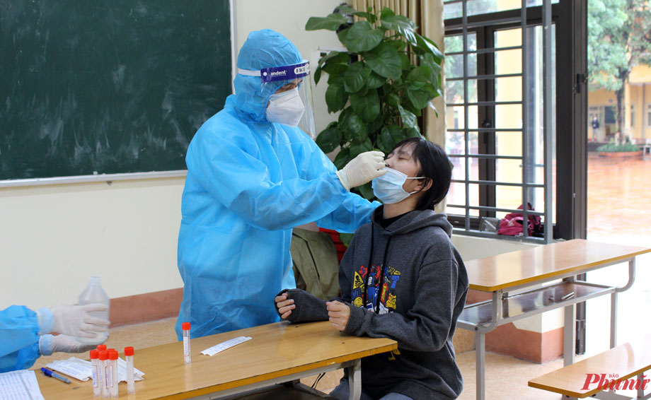 Học sinh Trường THPT Chu Văn An được đưa đi cách ly và lấy mẫu xét nghiệm- Ảnh: Đại Minh