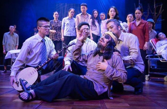 Làng song sinh là vở diễn của Nhà hát kịch Hà Nội tham gia liên hoan lần này