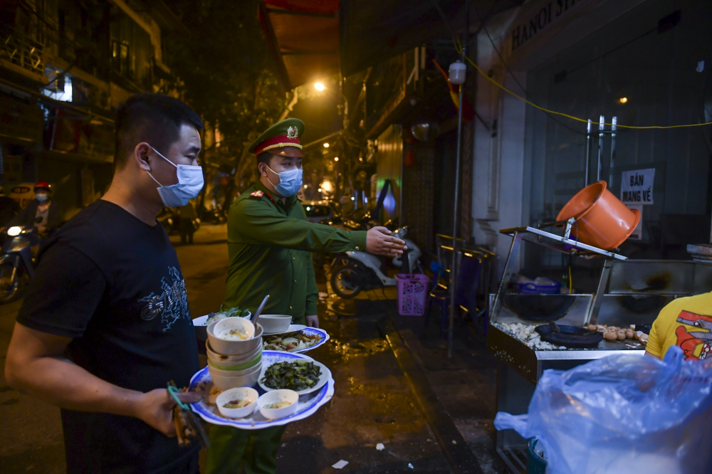 Tối 3/11, lực lượng công an tại nhiều phường của TP Hà Nội đã liên tục ra quân để nhắc nhở, yêu cầu các cửa hàng kinh doanh ăn uống đóng cửa sau 21h theo quy định mới.