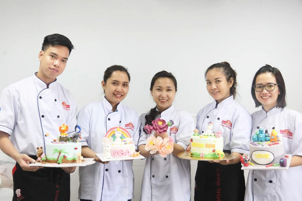 Chị Thanh Hoa (bìa phải) cùng những bạn học trong lớp làm bánh nâng cao