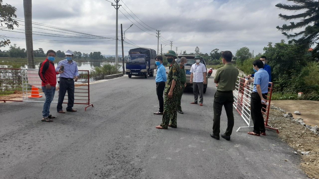 Kiểm tra chặt chẽ người ra vào tại vùng dịch xã Quảng Vinh huyện Quảng Điền