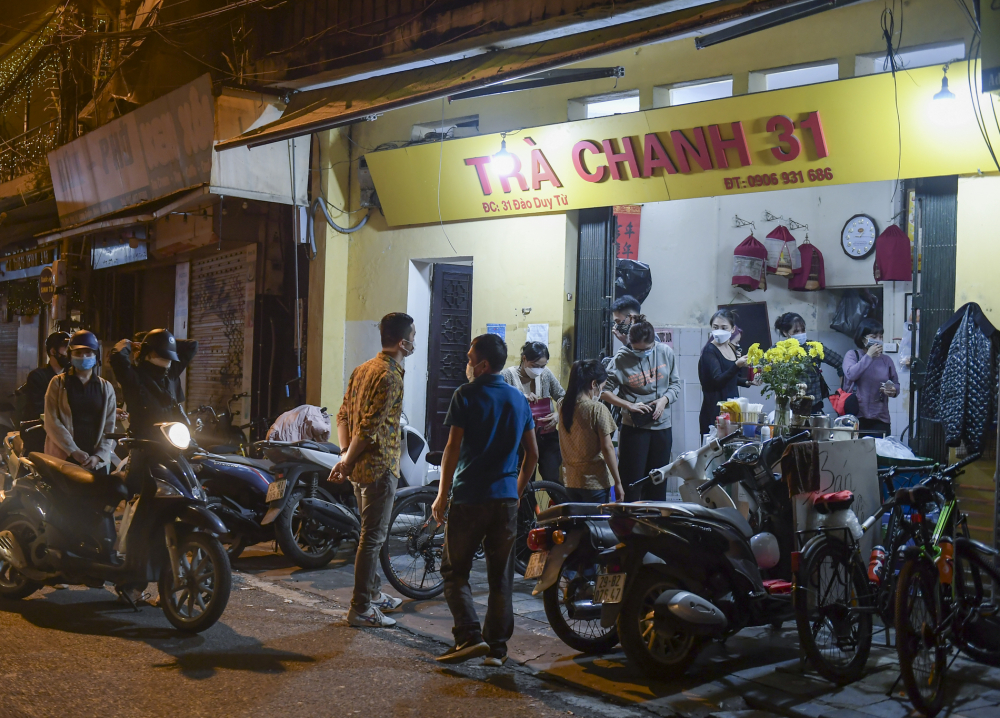 Theo ghi nhận của phóng viên tại nhiều địa bàn thuộc quận Hoàn Kiếm (Hà Nội), một số cửa hàng vẫn chưa chấp hành nghiêm quy định đóng cửa theo khung giờ quy định.