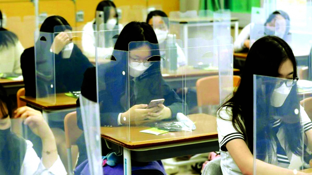 Sau khi tham gia các lớp học bình thường trong ngày, học sinh Hàn Quốc thường đến thẳng các trường luyện thi tư nhân, gọi là hagwon, để nâng cao trình độ - ẢNH: AP