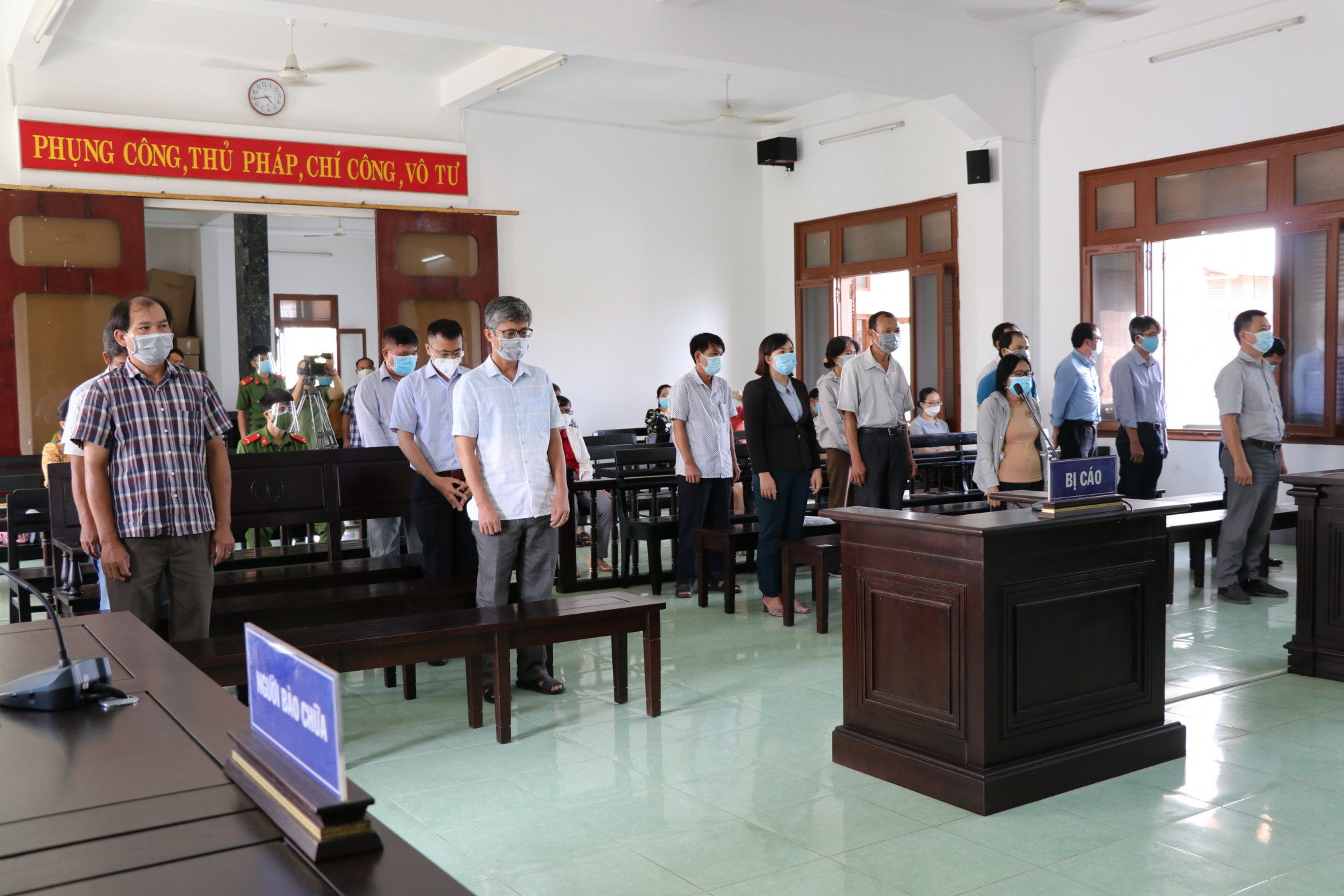 Các bị cáo đưa ra xét xử trọng vụ lộ đề thi trong kỳ thi tuyển công chức năm 2017-2018 tỉnh Phú Yên