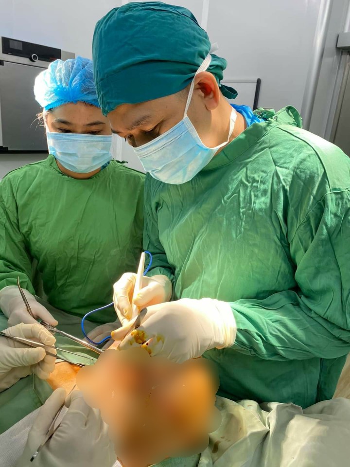 Các bác sĩ thực hiện phẫu thuật cho bệnh nhân