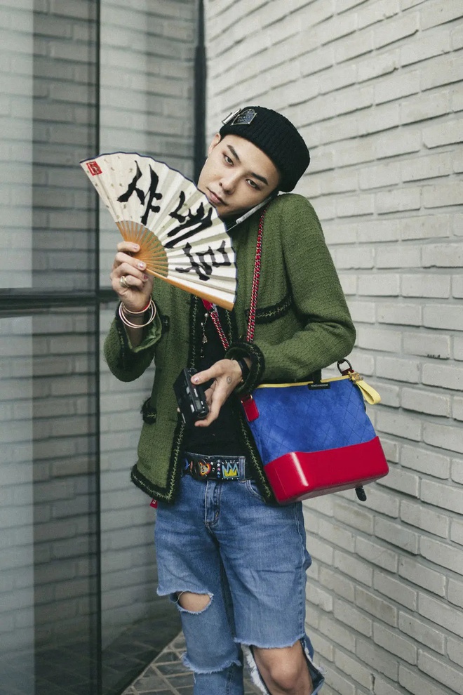 G-Dragon được xem là ngôi sao châu Á đầu tiên khởi xướng trào lưu đeo túi xách nữ.