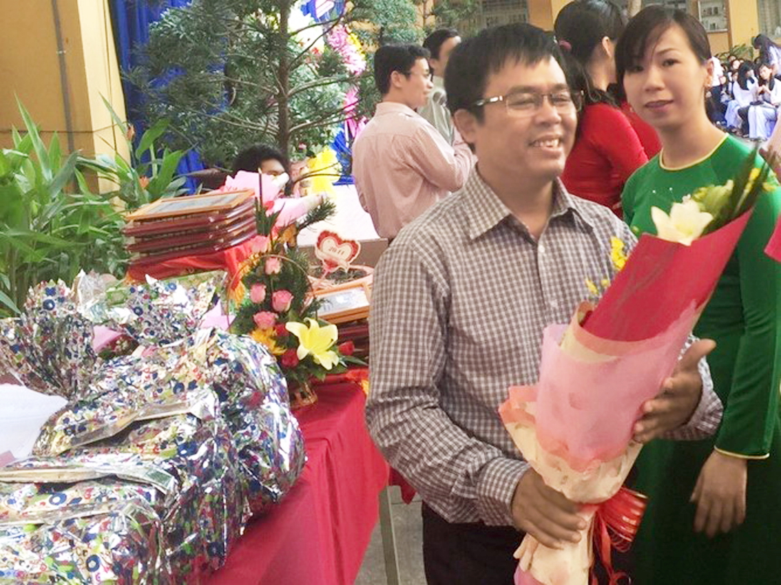 Anh Nguyễn Đình Tùng vẫn thường xuyên về trường cũ thăm thầy cô