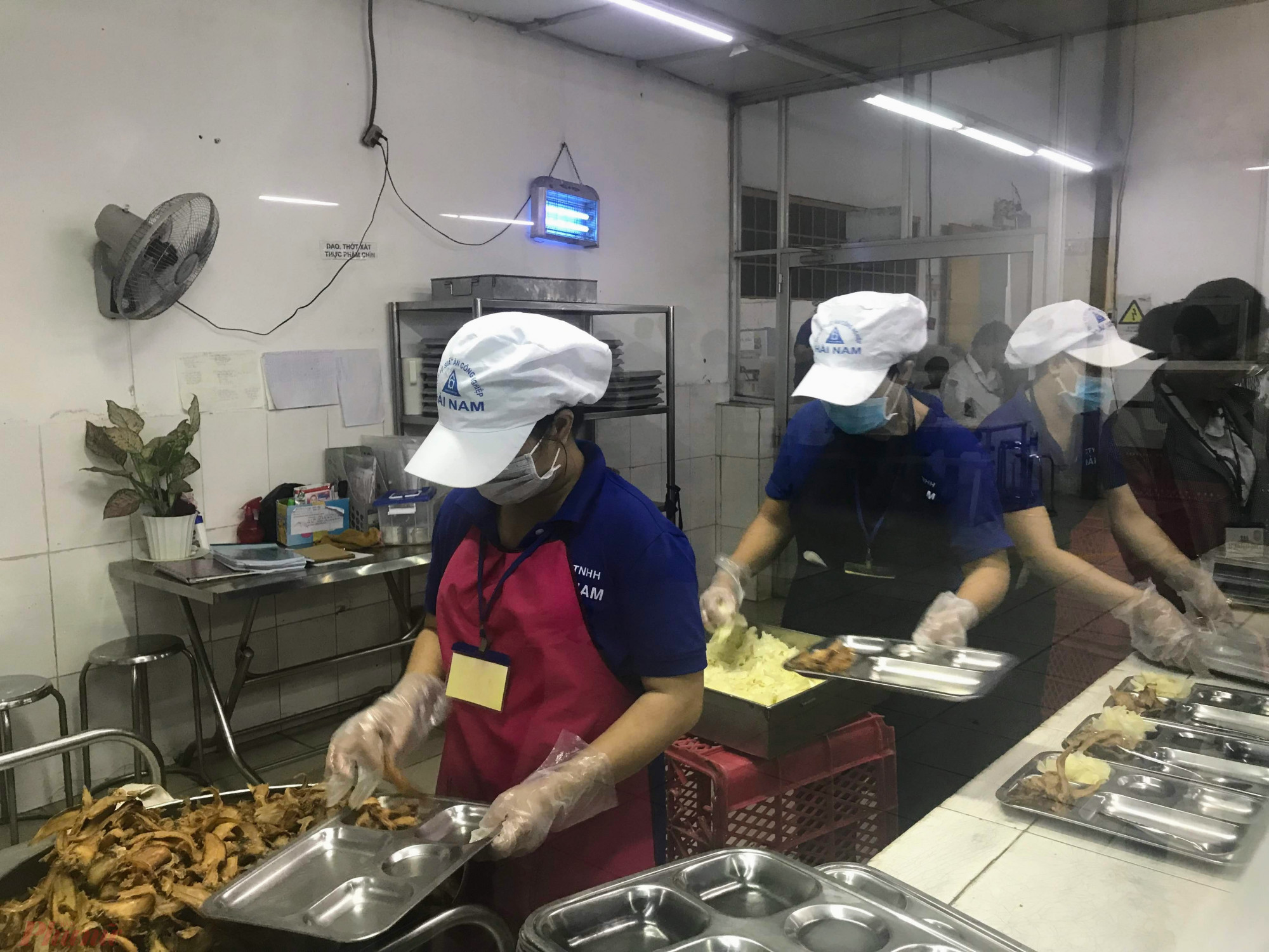 Lao động thiếu hụt trên nhiều lĩnh vực tại TPHCM sau khi mở cửa hoạt động sản xuất trở lại. Trong ảnh, một DN sản xuất xuất ăn công nghiệp tại KCN Tân Bình, TPHCM. Ảnh: Quốc Thái