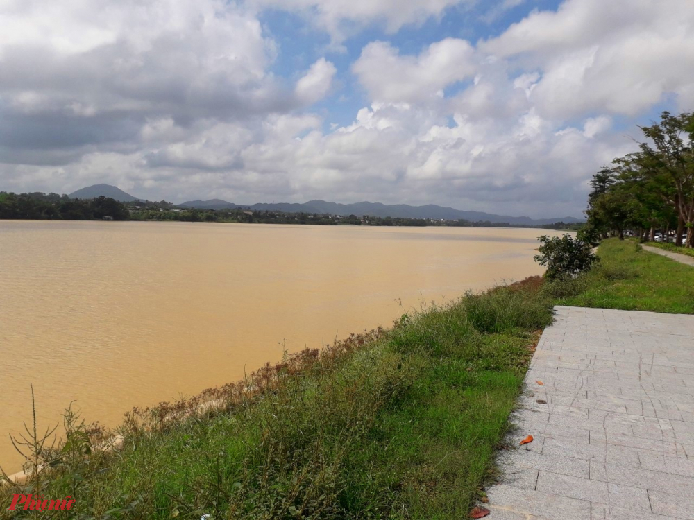 Từ ngày 11/9/2021 đến nay (gần 2 tháng), từ đầu tháng 9 lượng mưa trên địa bàn khá lớn. Các dự án đường cao tốc phía trên thượng nguồn đang thi công cộng với xả lũ từ các hồ đập thủy điện kéo theo lượng đất đá, bùn khoáng theo nguồn nước trôi về hạ du, khiến độ đục và các chất hữu cơ, sắt, mangan trong nước tăng cao. Độ đục sông Hương tại NM Vạn Niên 500 NTU, sông Ô Lâu tại NM Phong Thu > 1.000 NTU, sông Bồ tại NM Tứ Hạ >100 NTU và các nguồn nước khe suối tại Nam Đông, A Lưới cũng có độ đục rất cao. Khi nguồn nước có độ đục cao thì ảnh hưởng rất lớn đến công tác vận hành xử lý nước của nhà máy và làm tăng chi phí cho công tác xử lý nước (tăng chi phí hóa chất xử lý, chi phí phân tích chất lượng nước và chi phí nhân công theo dõi vận hành xử lý nước, …). Tuy nhiên, chất lượng nước đầu ra vẫn đảm bảo theo Quy chuẩn chất lượng nước của Bộ Y Tế, trong đó độ đục nước cấp đạt 0,02 NTU (thấp hơn 100 tiêu chuẩn), thông số vi sinh vật Coliform và Ecoli đều bằng không.