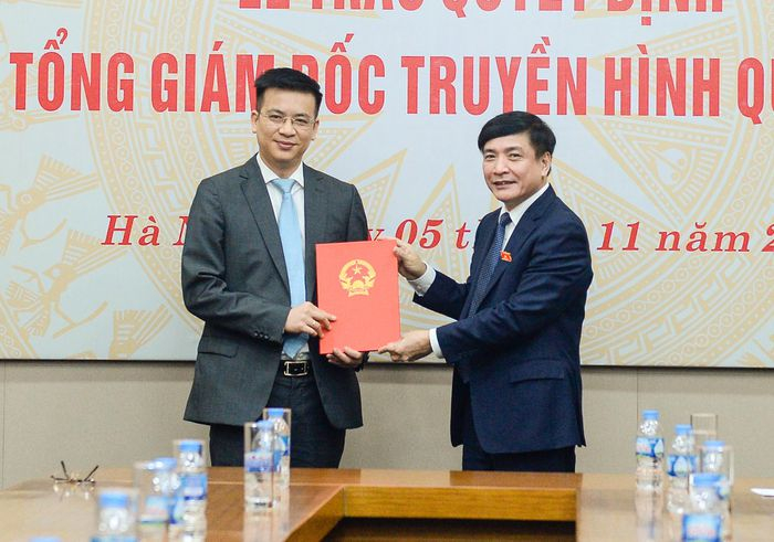Chủ nhiệm Văn phòng Quốc hội Bùi Văn Cường trao quyết định cho ông Lê Quang Minh