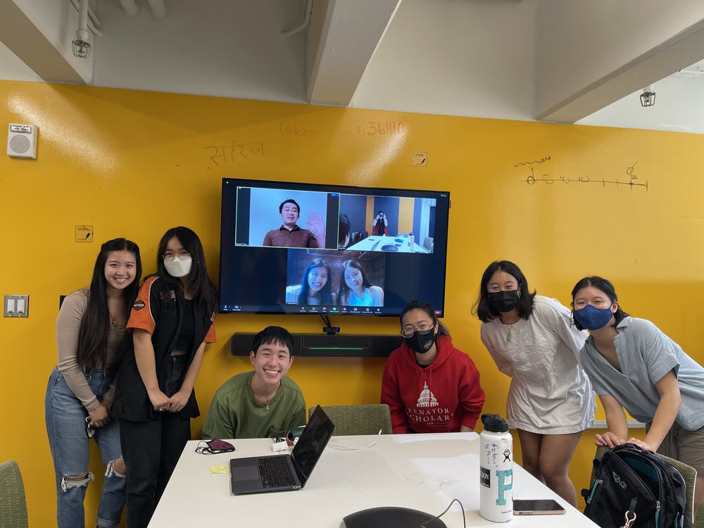 Sinh viên từ Đại học Brown (trong lớp học) và Đại học Princeton (trên màn hình TV) đang theo học khóa học tiếng Việt do Đại học Brown tổ chức - Ảnh: Trang Tran/Brown Daily Herald