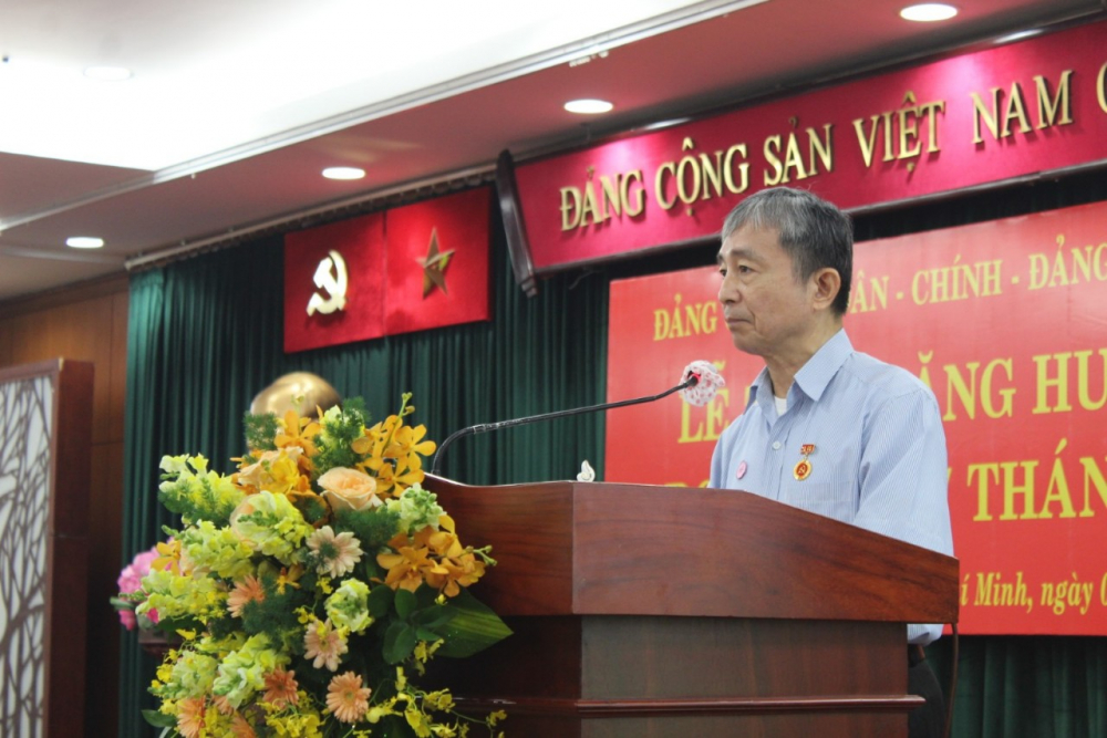 Ông Văn Bá Tài, đảng viên Đảng bộ Liên đoàn Lao động TPHCM nhận Huy hiệu 40 năm tuổi Đảng, trao gửi niềm tin, kỳ vọng vào thế hệ trẻ vừa hồng vừa chuyên.