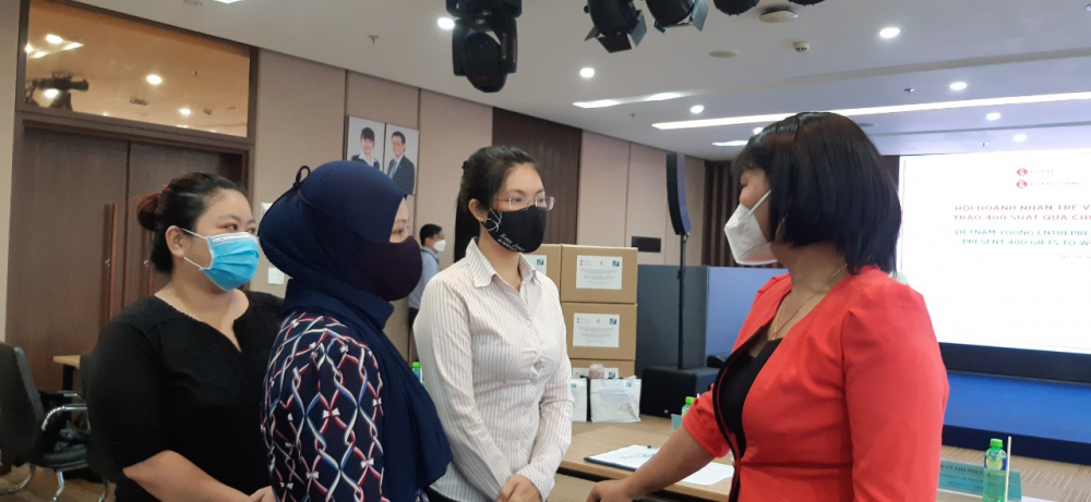 Bà Trần Thị Phương Hoa - Phó Chủ tịch Hội LHPN TP.HCM thăm hỏi chị em phụ nữ được nhận hỗ trợ lần này.