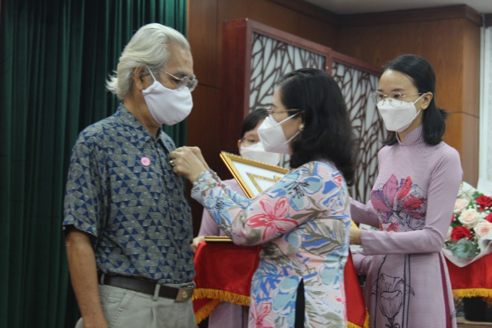 Phó Bí thư Thành ủy, Chủ tịch HĐND THCM trao Huy hiệu 45 năm tuổi Đảng cho họa sĩ Ca Lê Thắng.