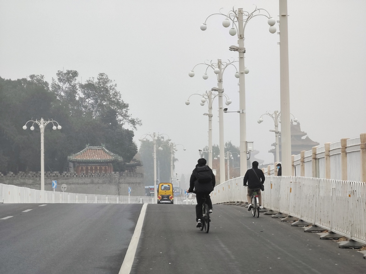 Khói bụi dày đặt buộc Bắc Kinh đóng cửa đường cao tốc và sân chơi