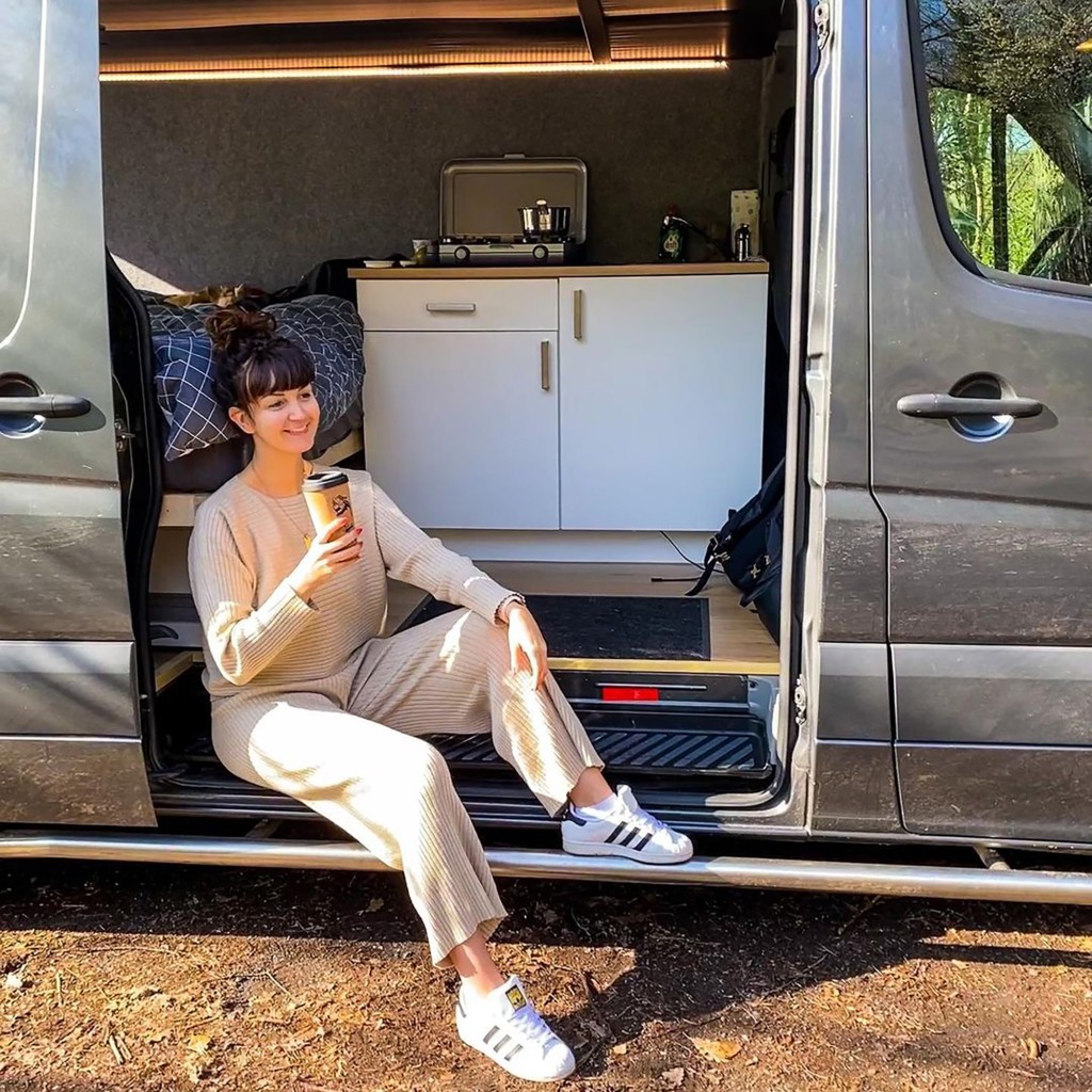 Zoe Snoeks bên chiếc xe cắm trại của gia đình