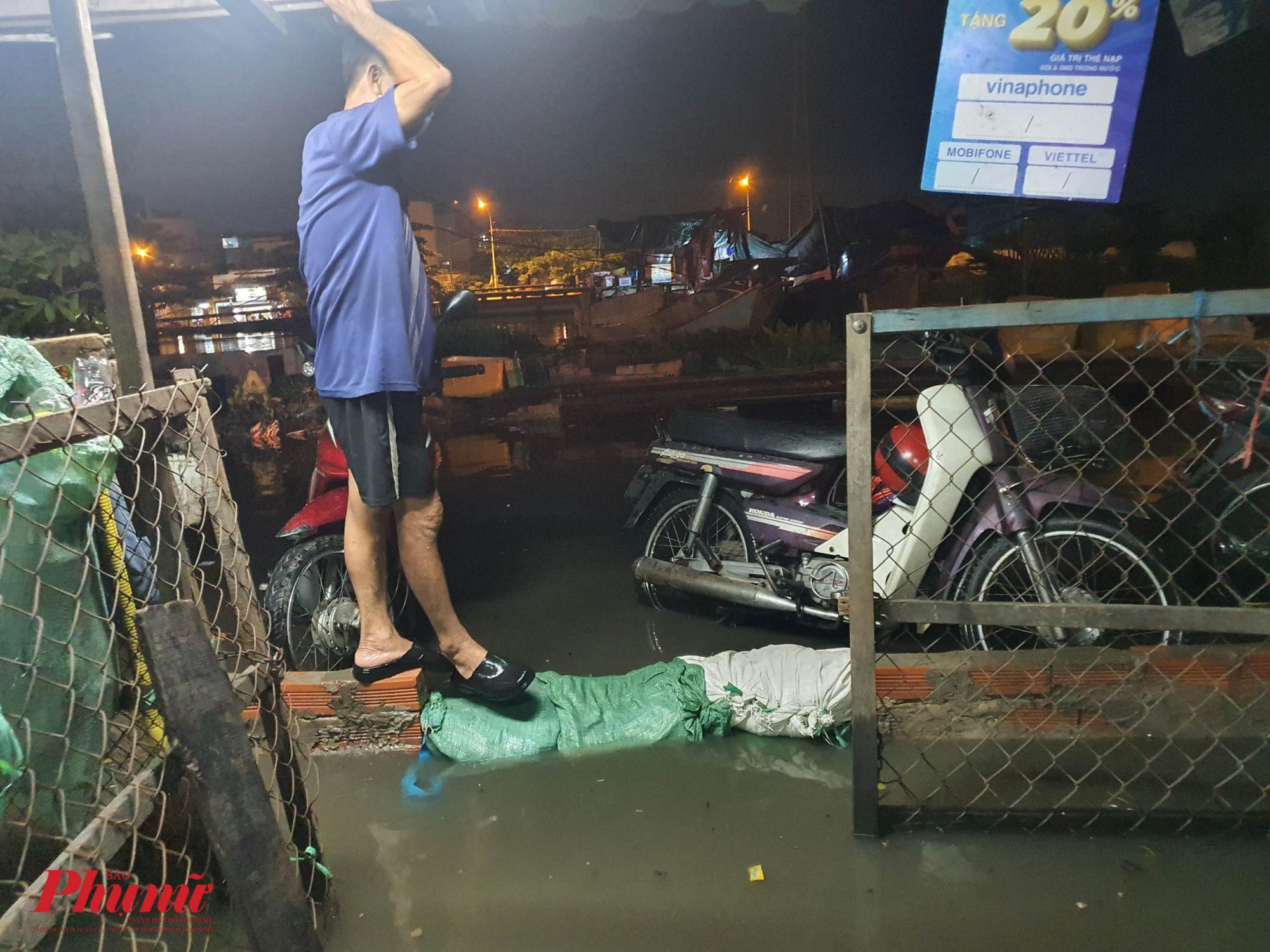 Đến hơn 19g cùng ngày, khu vực cầu Phú Định vẫn ngập nặng