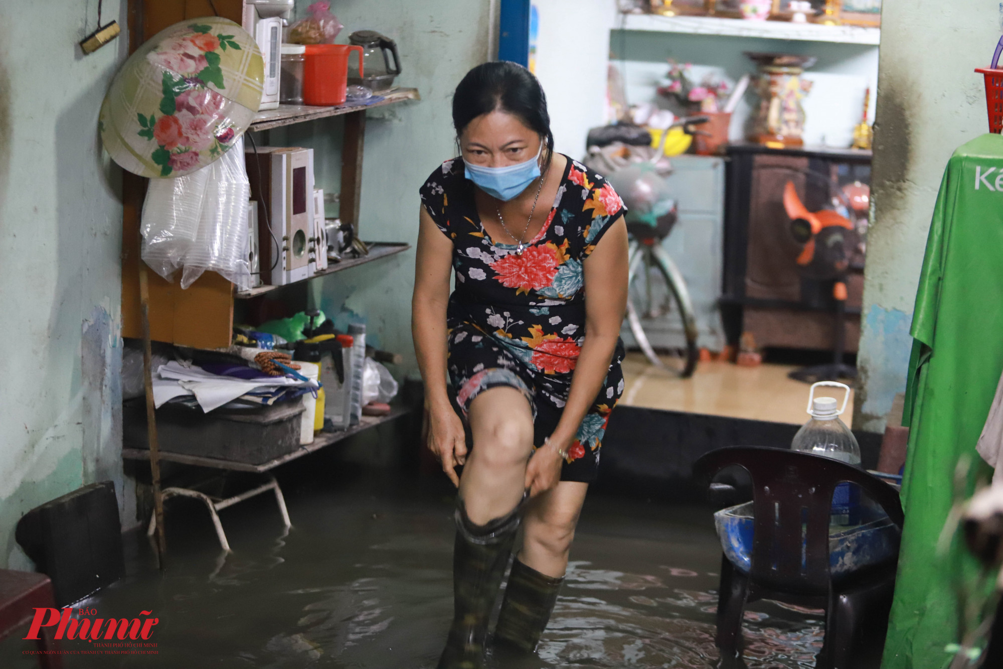 Dù đã chuẩn bị trước, nhưng nước lên quá cao, nhiều nhà người dân vẫn bị ảnh hưởng ít nhiều