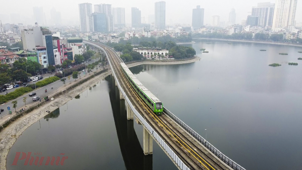 Dự án đường sắt đô thị Hà Nội tuyến Cát Linh - Hà Đông có tuyến chính dài hơn 13 km đi trên cao, 12 nhà ga và 13 đoàn tàu.