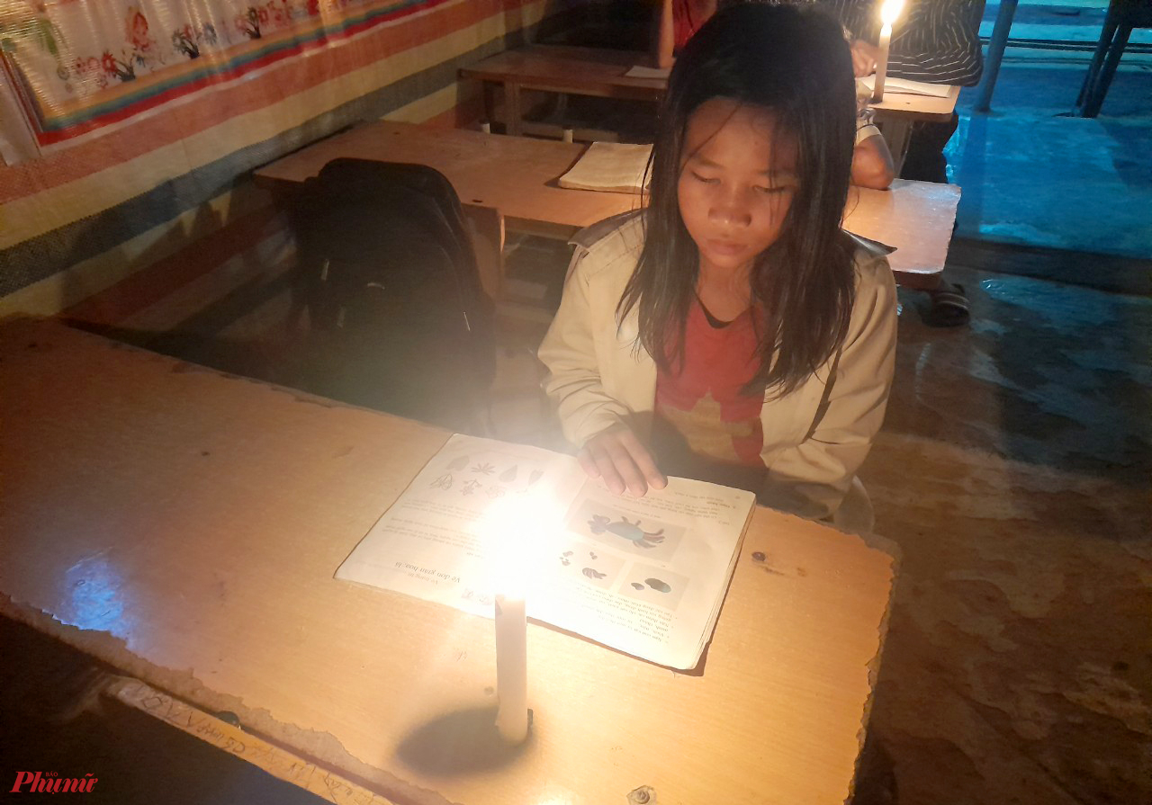 Không có điện lưới, học sinh nhiều trường ở vùng cao Nghệ An phải thắp nến để học bài