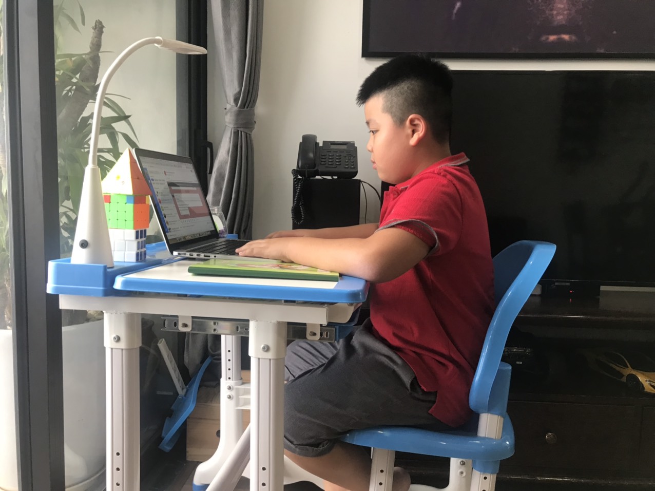 Học sinh các cấp ở Hà Nội tiếp tục học trực tuyến tại nhà. Ảnh: Ngọc Duy