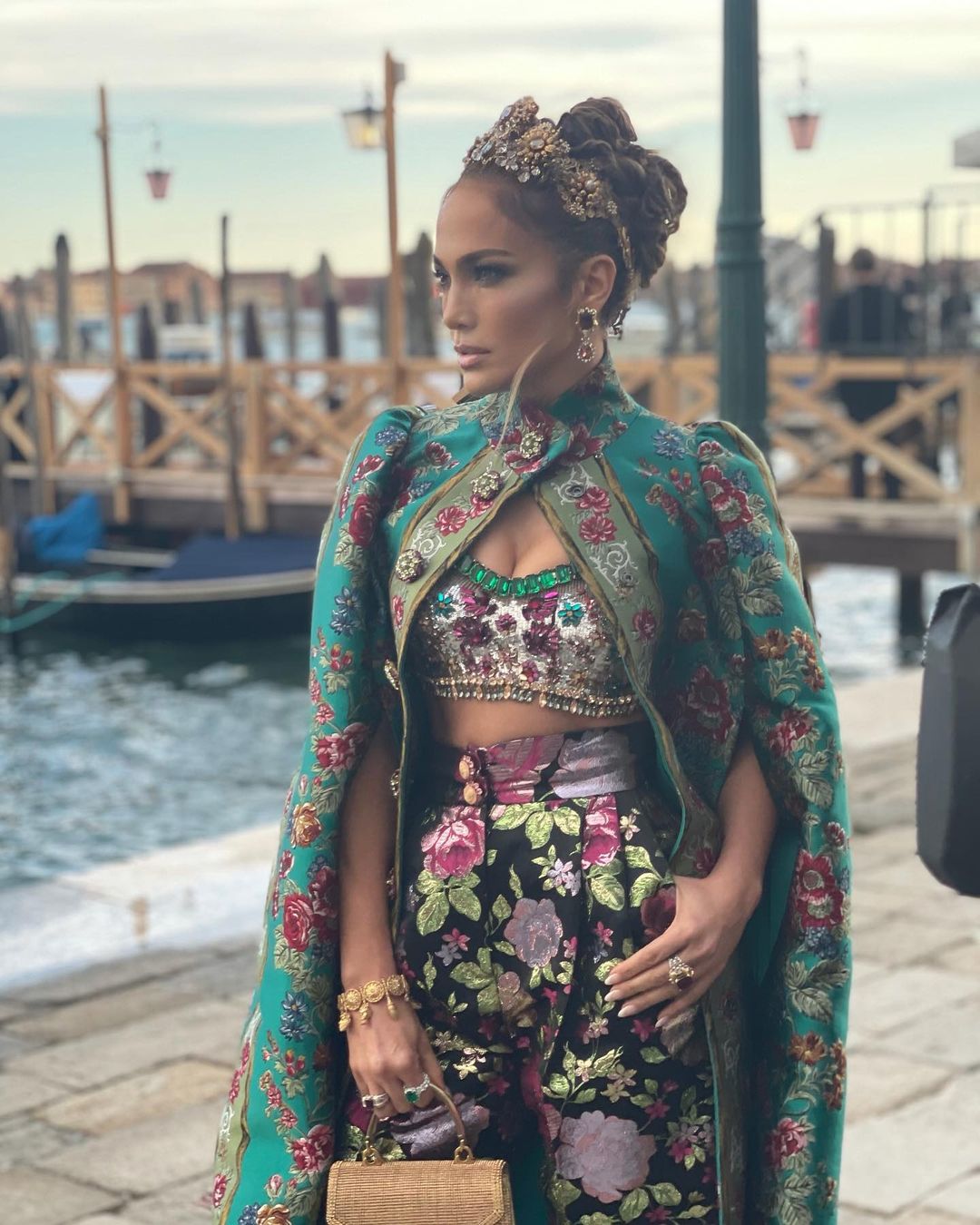 Đỉnh như Jennifer Lopez, thay đổi thiết kế trở nên đơn giản, ít rườm rà hơn nhưng hoàn toàn vẫn có thể show hết những đường cong cơ thể mà không mất đi sự 'uy quyền' của bộ outfit. Những phụ kiện đi kèm một cách tinh tế và sang trọng khiến Jennifer không khác gì một bà hoàng tại nước Ý. 