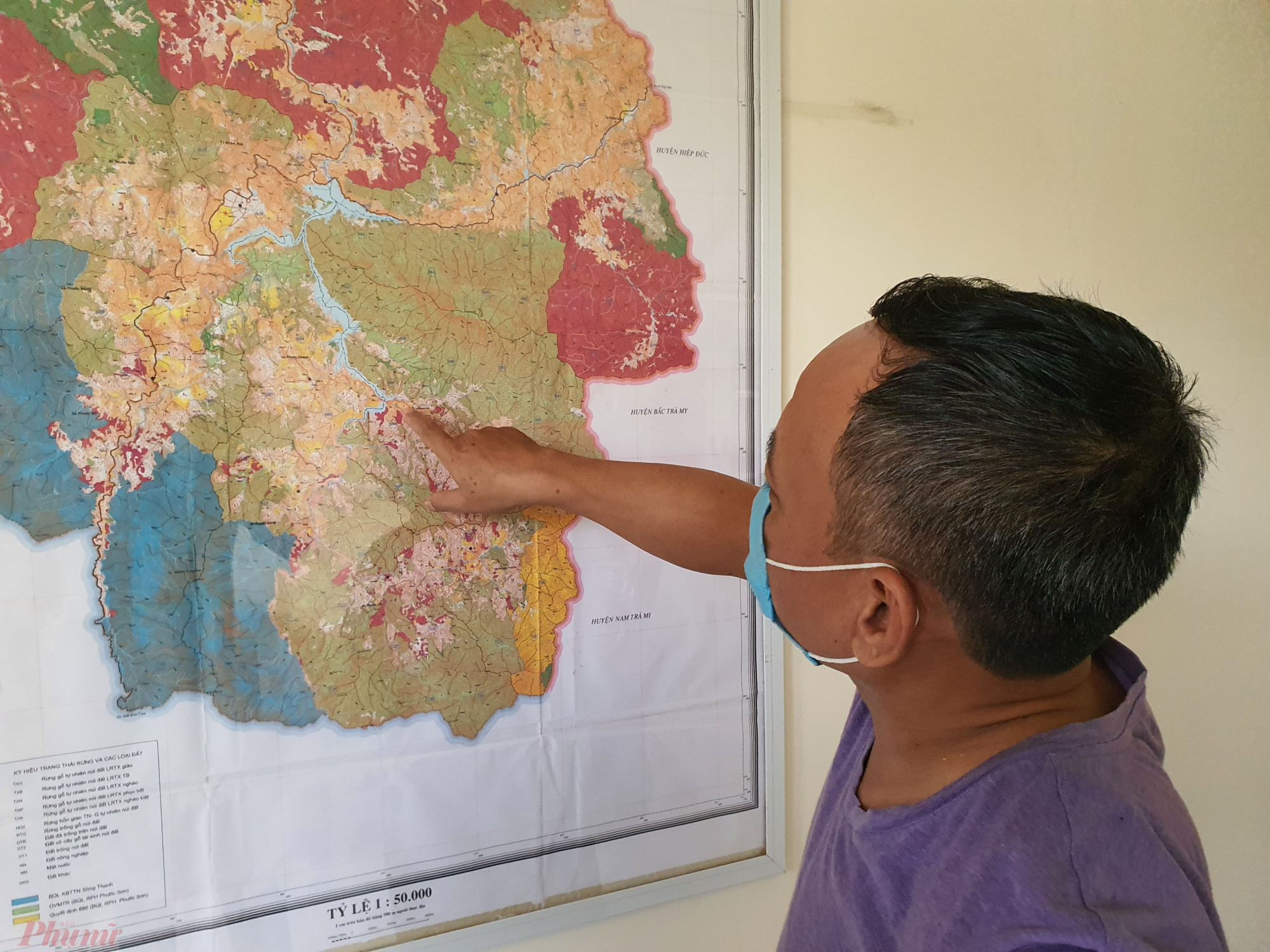 Ông A Lăng Ngọc - Giám đốc Ban quản lý rừng phòng hộ huyện Phước Sơn - chỉ vị trí vụ phá rừng gõ mới đây