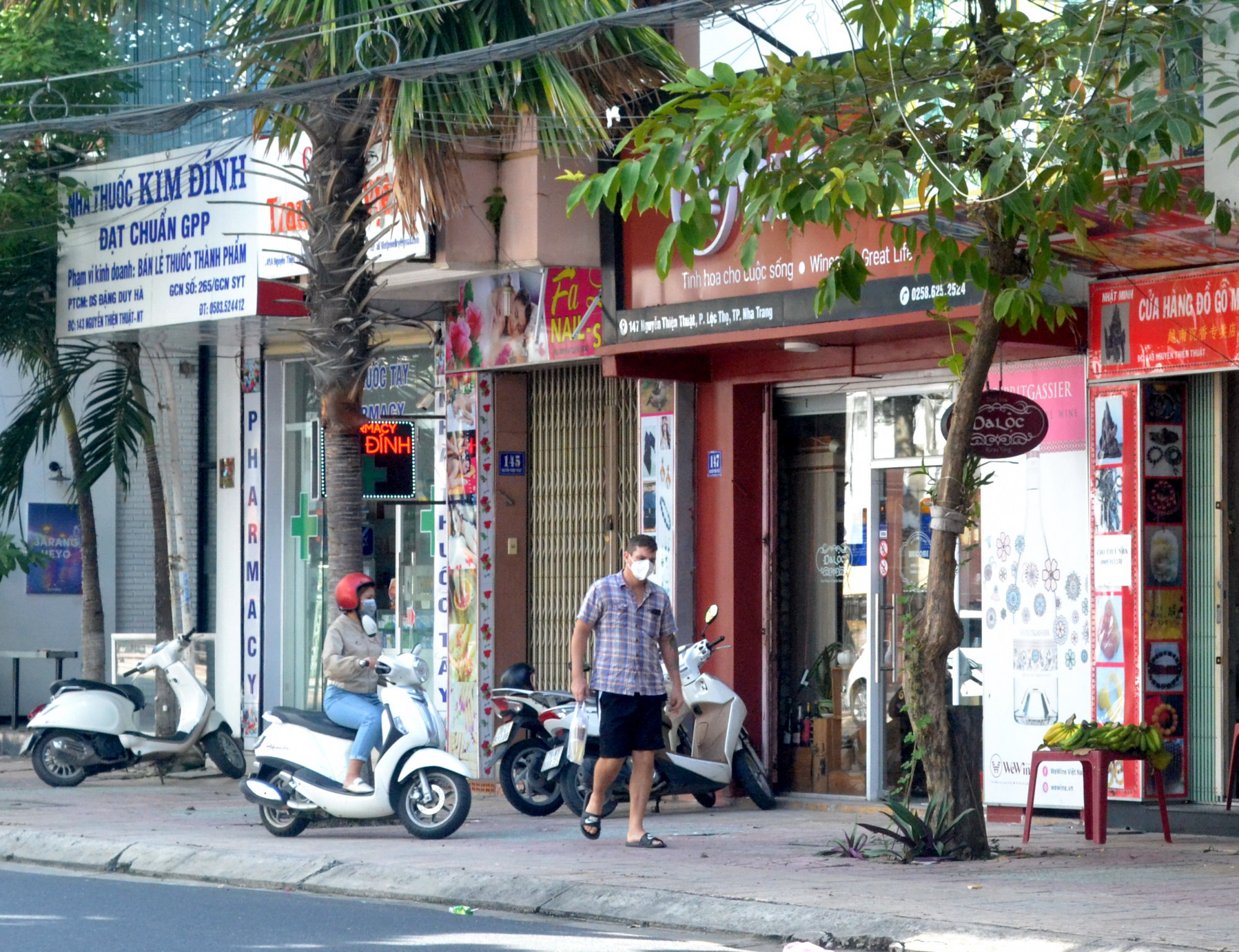Nếu trước kia ra ngõ gặp khách Tây thì nay hiếm hoi lắm mới có người nước ngoài xuất hiện trên đường phố ở khu phố Tây. Tuy nhiên, họ là những người đã sống ở Nha Trang trước đợt dịch kéo dài