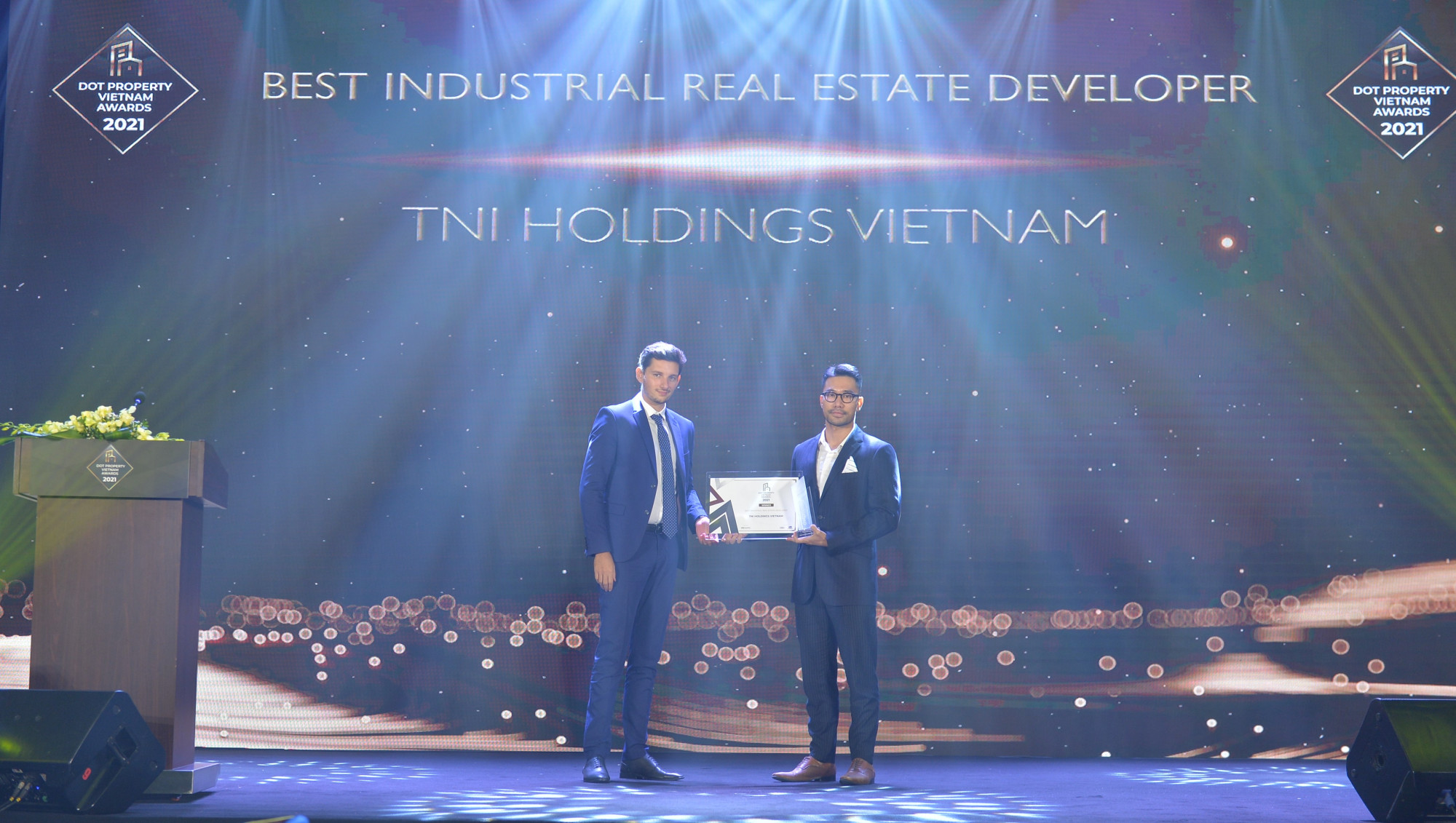 Đại diện TNI Holdings Vietnam vinh dự lên nhận giải thưởng - Ảnh: TNI Holdings Vietnam