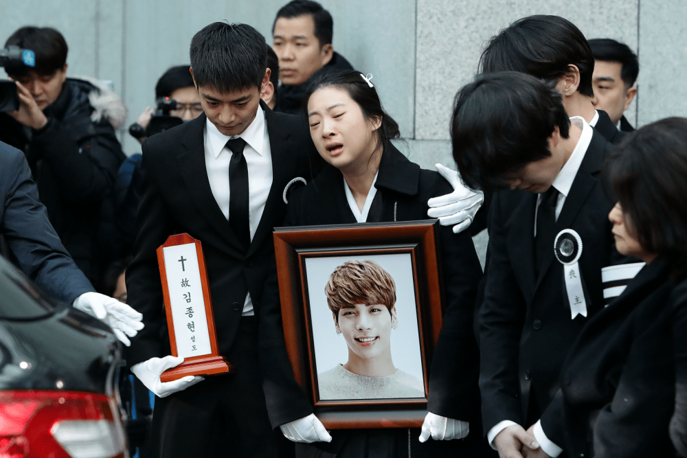 Người thân khóc trong tang lễ Jonghyun, giọng ca chính của SHINee, tại một bệnh viện ở Seoul, Hàn Quốc