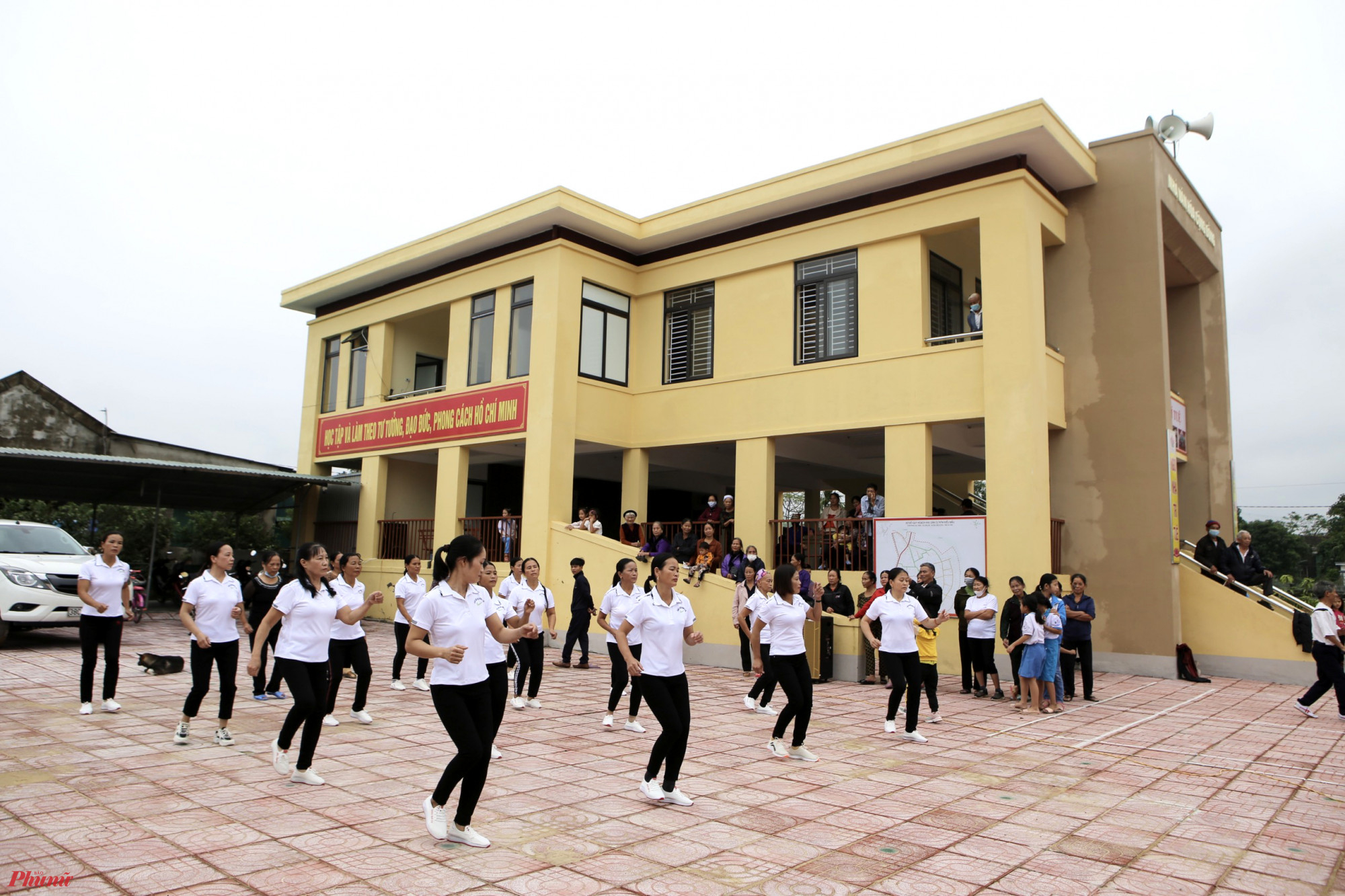 Xế chiều, người dân thôn Chu Trinh (xã Cẩm Duệ, huyện Cẩm Xuyên) tập trung đến nhà văn hoá cộng đồng vừa khánh thành được ít tháng vui chơi. 