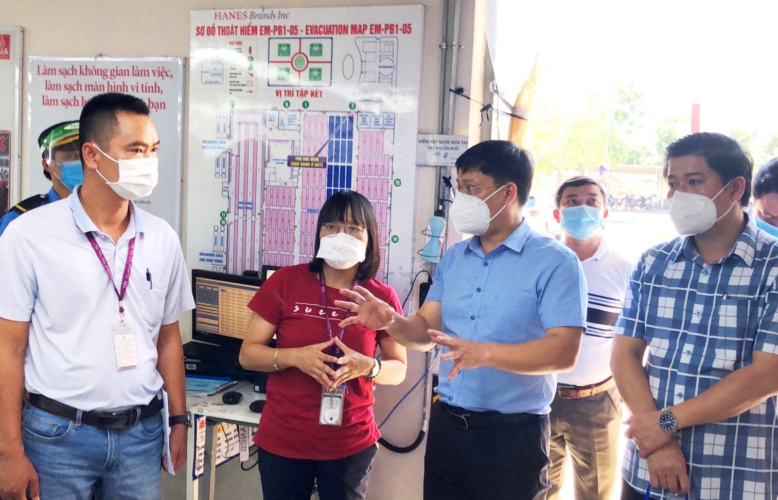 ông  Nguyễn Thanh Bình Phó chủ tịch UBND tỉnh Thừa Thiên- Huế kiểm tra công tác chống dịch COVID-19 tại Khu công nghiệp Phú Bài