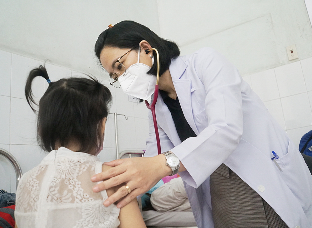 Bác sĩ Lê Thị Thanh Thảo thăm khám lại cho bệnh nhi - ẢNH: PHẠM AN