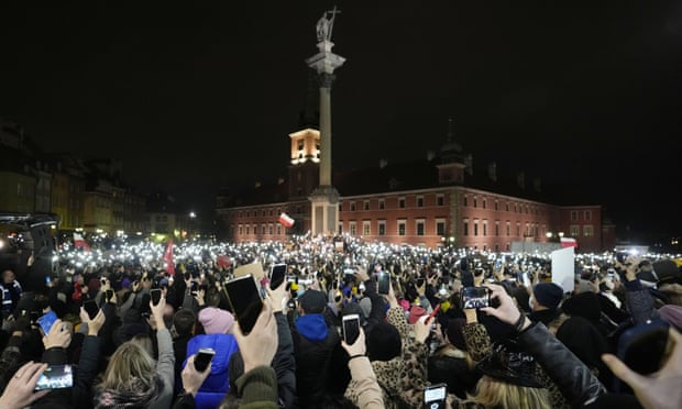 Người dân ở Warsaw thắp sáng điện thoại di động trước bộ y tế Ba Lan. Ảnh: Czarek Sokołowski / AP