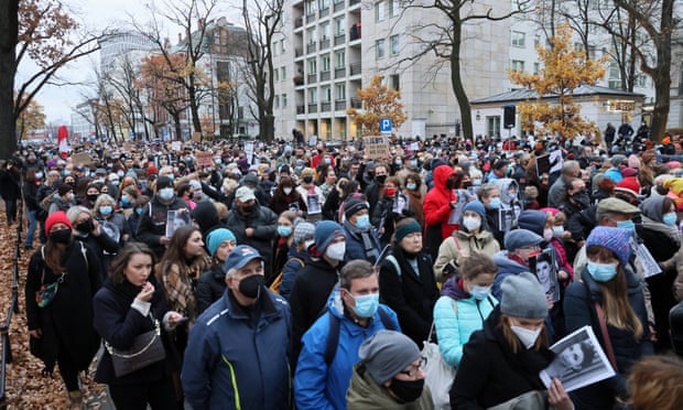 Mọi người tuần hành qua Warsaw với khẩu hiệu 'Không phải ai nữa' để phản đối các quy định hạn chế phá thai của Ba Lan sau cái chết của một phụ nữ mang thai. Ảnh: Leszek Szymański / EPA