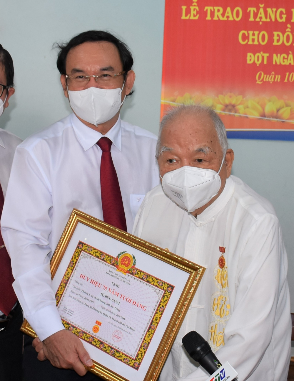 Bí thư Thành ủy TPHCM Nguyễn Văn Nên trao Huy hiệu 75 năm tuổi Đảng cho đảng viên lão thành Tô Bửu Giám tại quận 10.