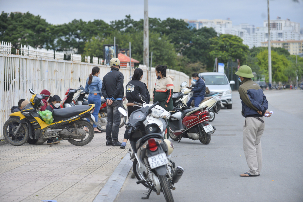 Không khí mua bán vé 2 trận của tuyển Việt Nam ở các địa điểm này còn khá ảm đạm, ngay cả các phe vé cũng không dám 'ôm' nhiều vì nguy cơ bị lỗ khi người hâm mộ còn dè dặt vì lo ngại dịch Covid-19.