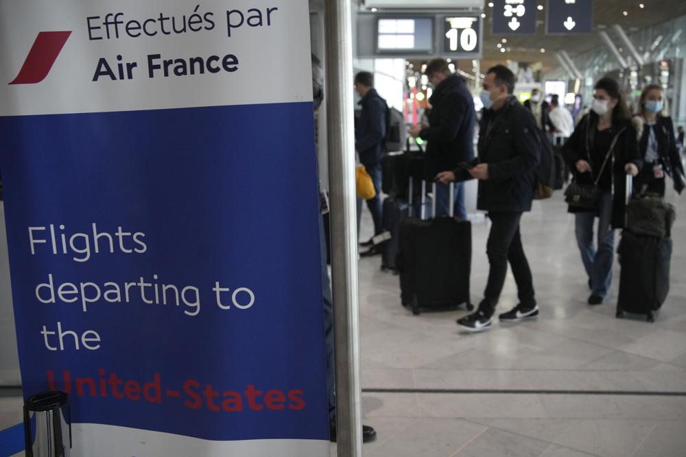 Hành khách đến Mỹ check-in tại quầy của Air France ở sân bay Charles de Gaulle, phía bắc Paris, Pháp
