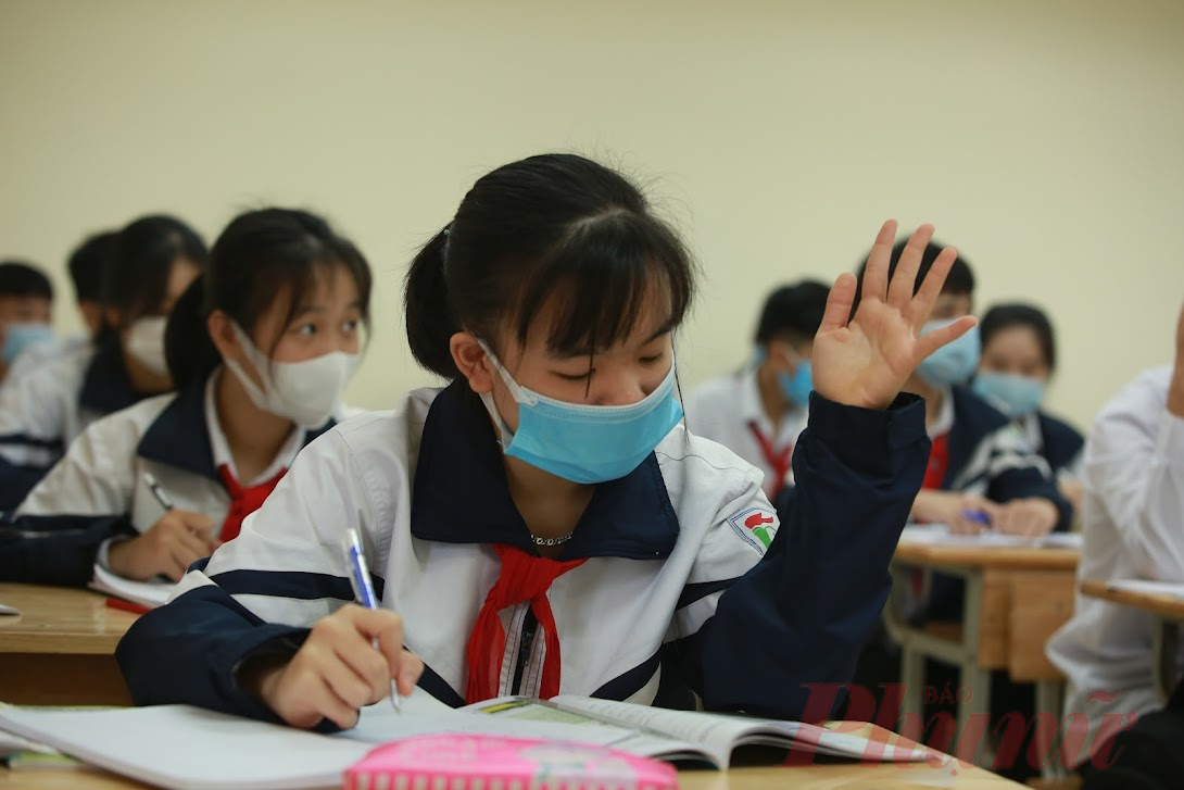Những học sinh đầu tiên của Hà Nội quay lại trường sáng nay - Ảnh: Đại Minh