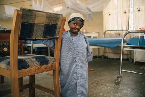 Sakina, một cô bé 4 tuổi sống sót từ bang Sokoto tại bệnh viện năm 2016. Ảnh: Claire Jeantet - Fabrice Caterini / Inediz