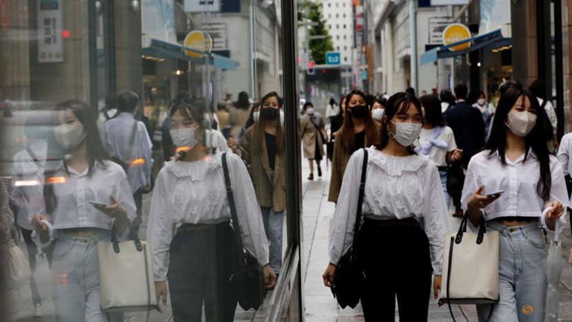 Những dân Nhật Bản tại một khu mua sắm ở Tokyo mang khẩu trang bảo vệ, trong bối cảnh bùng phát COVID-19 
