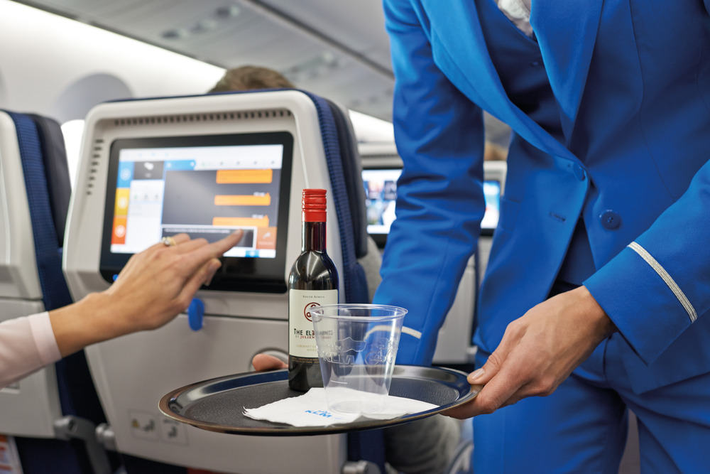 Uống rượu bia trên máy bay dễ say hơn ở trên mặt đất - Ảnh: KLM