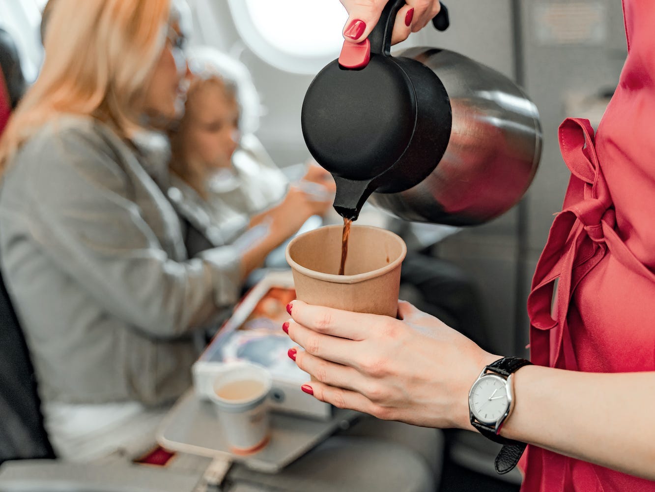 Không nên gọi trà hay cà phê ở trên máy bay - Ảnh: Vakantiehub