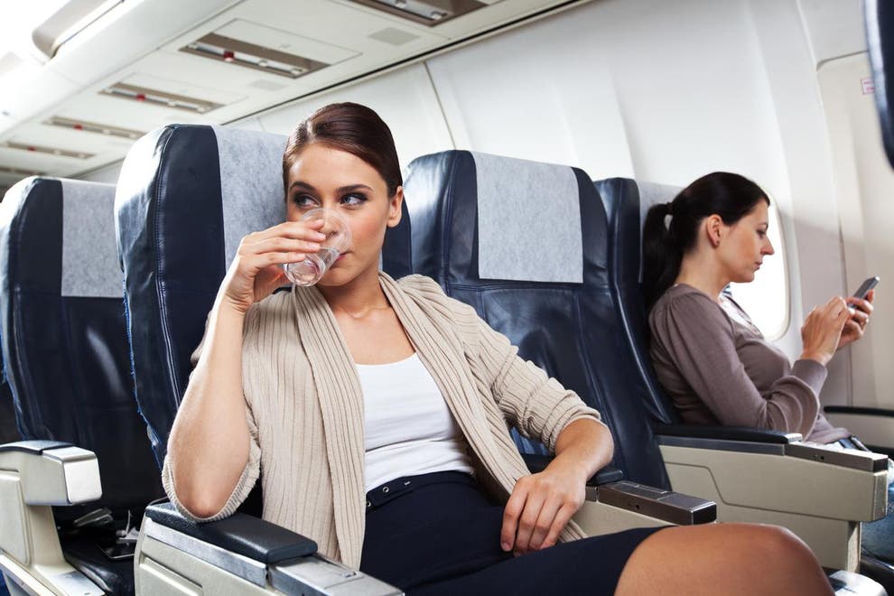 Nước uống từ vòi trên máy bay không sạch như bạn tưởng - Ảnh: Getty Images
