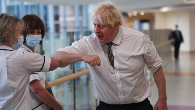 Thủ tướng Anh bị chỉ trích vì không đeo khẩu trang khi xuất hiện bệnh viện, trong lúc tình hình dịch bệnh căng thẳng.