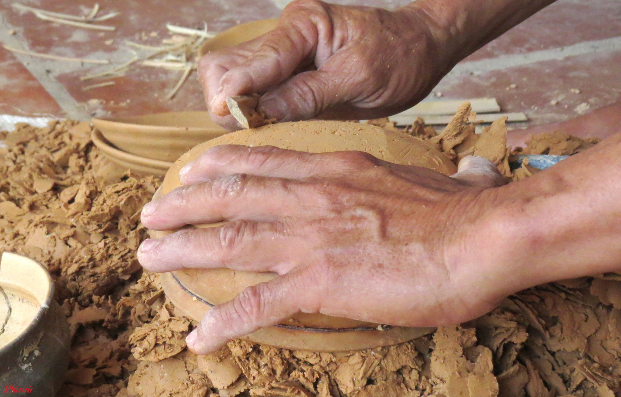 Dụng cụ làm nghề của người thợ ở Trù Sơn cũng chỉ có một bàn xoay, vài miếng giẻ nhỏ và khoanh nứa mỏng để cắt gọt. 