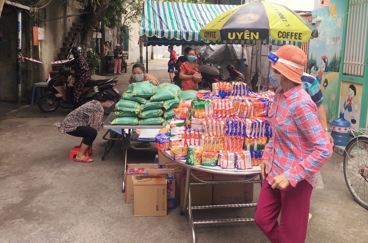 Lê Thị Ngọc Nga vận động quà tặng cho các khu nhà trọ tại khu phố