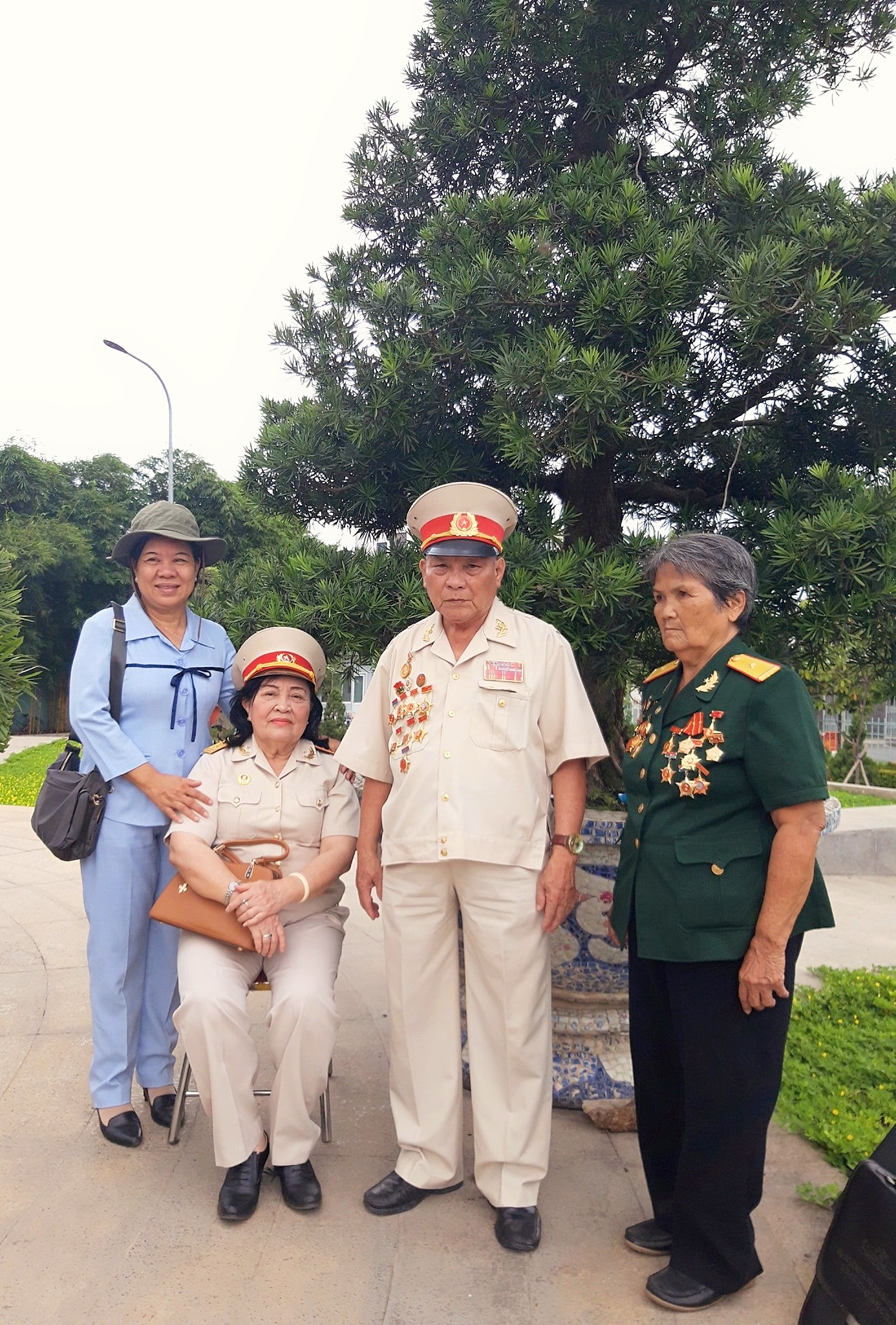 Đại tá  Hà Thị Tố Nga (ngồi) trong đợt về cúng 52 liệt sĩ ở Đài tưởng niệm cầu Rạch Chiếc